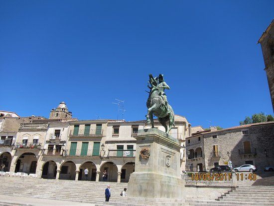 Estatua ecuestre de Francisco Pizarro