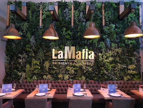La Mafia se sienta a la mesa